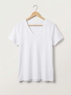Universal Threads Classic White V-Neck Women's Tee - L